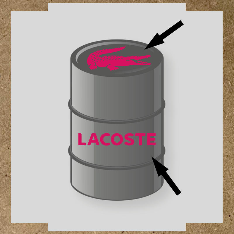 Illustration du kit de stickers pour baril LACOSTE, représentant un crocodile blanc et le texte 'LACOSTE' en blanc sur un baril. couleur:rose