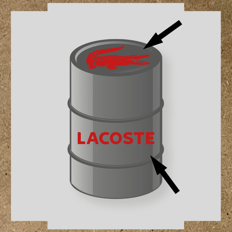 Illustration du kit de stickers pour baril LACOSTE, représentant un crocodile blanc et le texte 'LACOSTE' en blanc sur un baril. couleur:rouge foncé