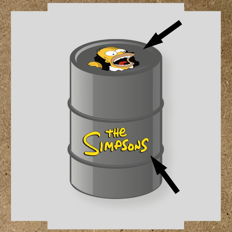 Kit de 2 stickers pour baril avec un personnage cartoon de style Homer Simpson et le logo des Simpsons sur un baril gris.