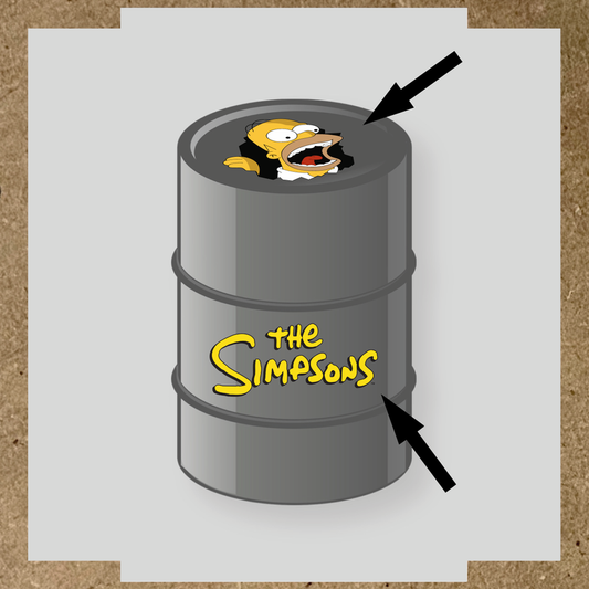 Kit de 2 stickers pour baril avec un personnage cartoon de style Homer Simpson et le logo des Simpsons sur un baril gris.