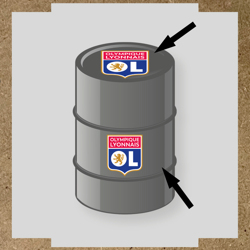 Kit de 2 stickers pour baril avec logo de l'Olympique Lyonnais, positionnés sur un baril décoratif.