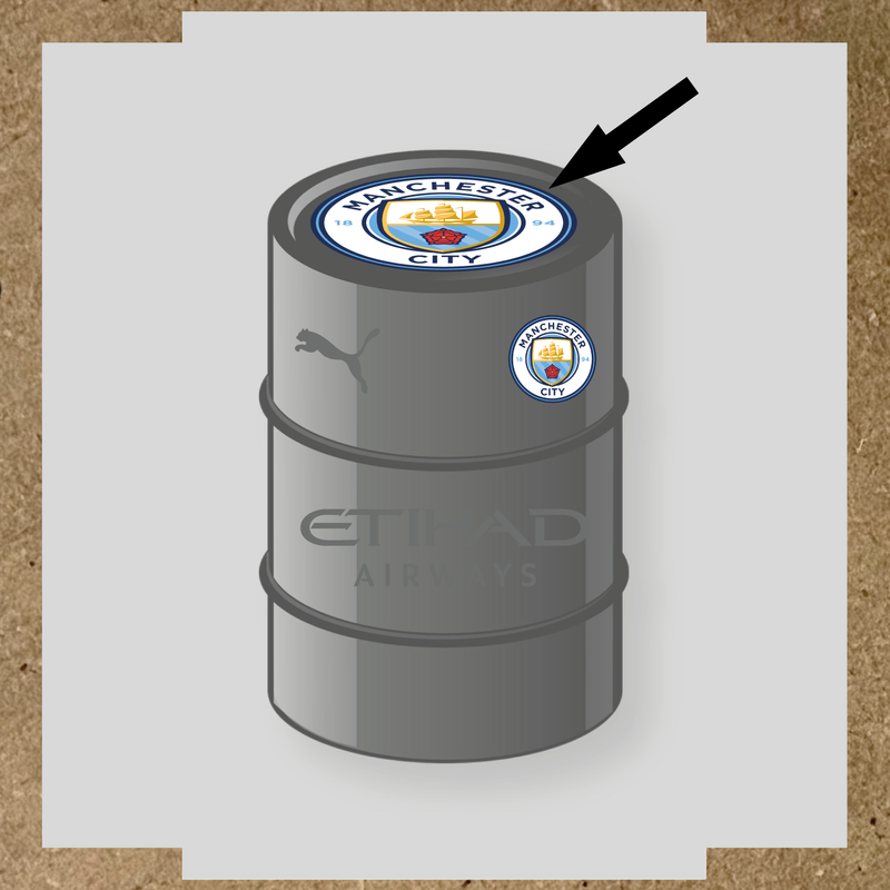 Kit de 4 stickers Manchester City pour baril décoratif affichant le logo de Manchester City et de Puma. couleur:gris foncé