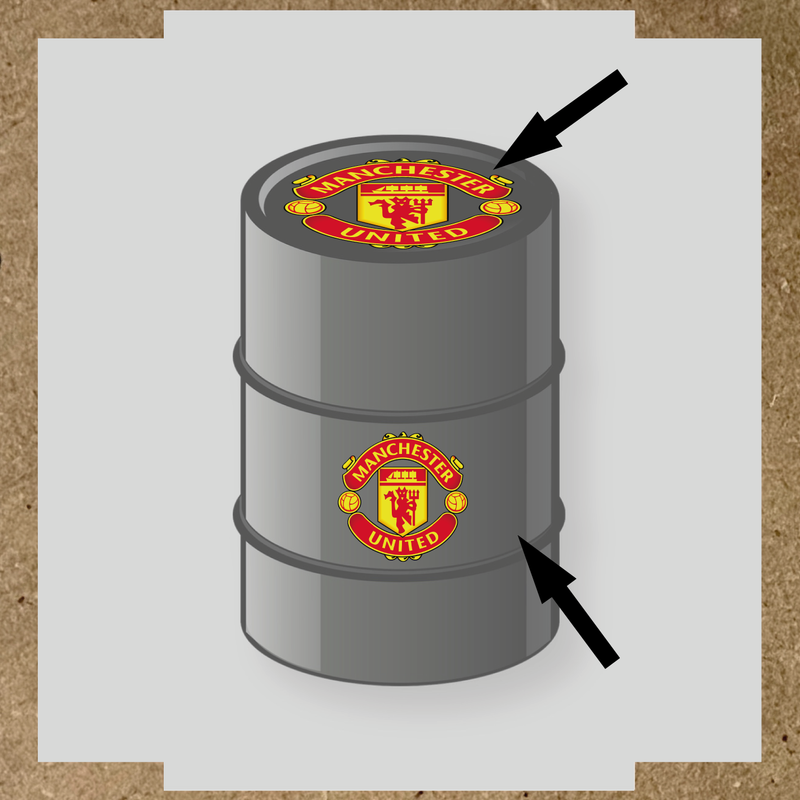Kit de 2 stickers pour baril avec logo de Manchester United sur le dessus et sur le côté.