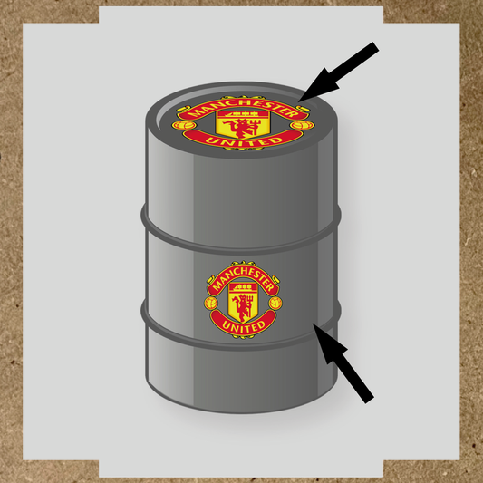 Kit de 2 stickers pour baril avec logo de Manchester United sur le dessus et sur le côté.