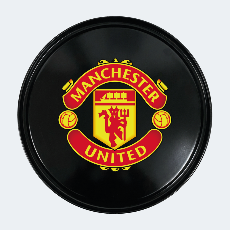 Vue de face d’un baril décoratif avec sticker inférieur Manchester United