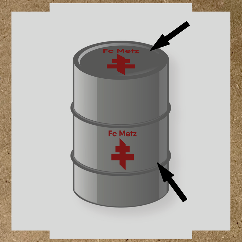 Kit de 2 stickers pour baril représentant le logo de Fc Metz en rouge sur un baril gris.