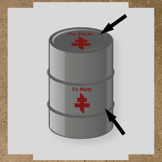 Kit de 2 stickers pour baril représentant le logo de Fc Metz en rouge sur un baril gris.