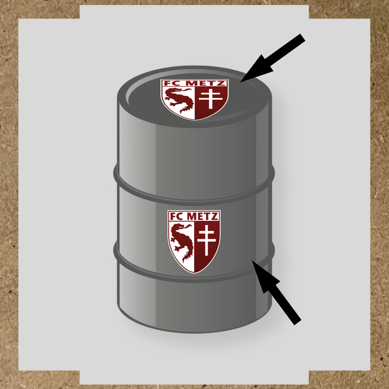 Kit de 2 stickers pour baril FC METZ sur un baril gris.