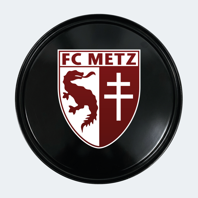 Vue de face d’un baril décoratif avec sticker inférieur Metz 2000-2021