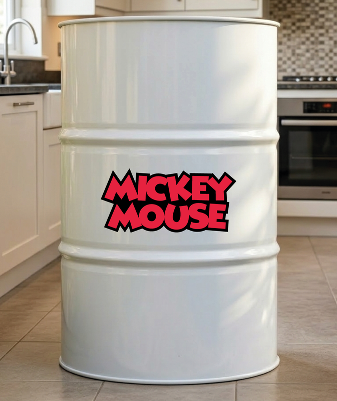 Baril décoratif avec kit de 2 stickers Kit de 2 stickers Mickey Mouse logo pour baril décoratif en situation réelle