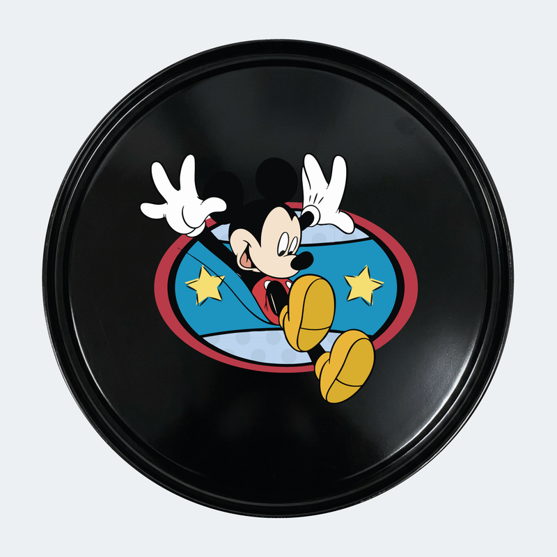 Vue de face d’un baril décoratif avec sticker inférieur Kit de 2 stickers Mickey logo pour baril décoratif