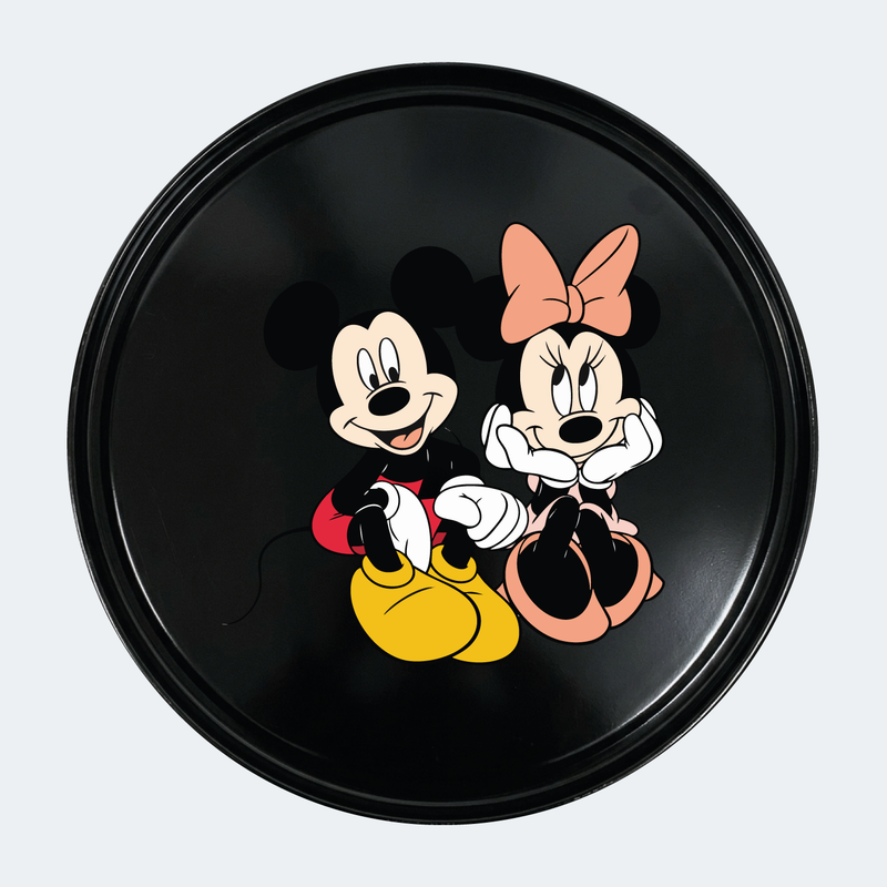 Vue de face d’un baril décoratif avec sticker inférieur Kit de 2 stickers Mickey et Minnie logo pour baril décoratif