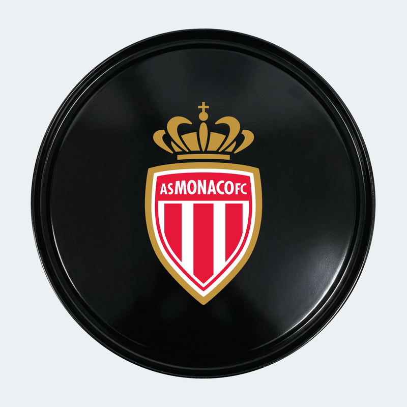 Vue du dessus d’un baril avec sticker principal AS Monaco 