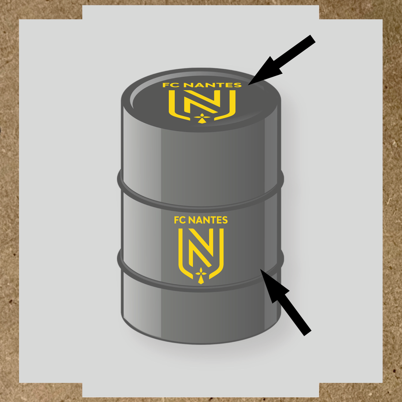 Kit de 2 stickers FC Nantes pour baril, avec logo sur le dessus et le côté d'un baril.