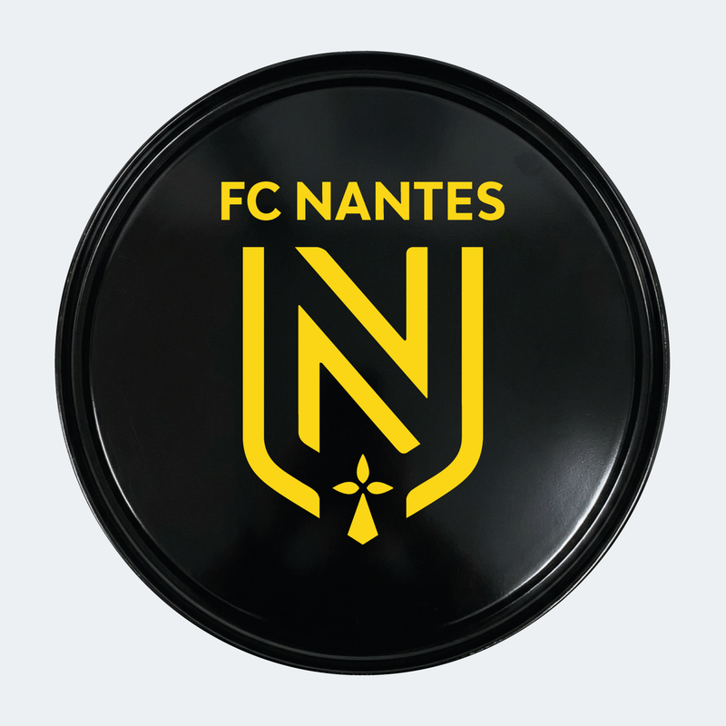 Vue de face d’un baril décoratif avec sticker inférieur Nantes