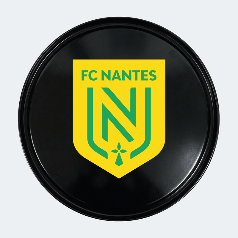 Vue de face d’un baril décoratif avec sticker inférieur Nantes jaune et vert
