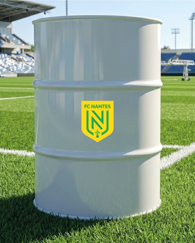 Baril décoratif avec kit de 2 stickers Nantes jaune et vert en situation réelle