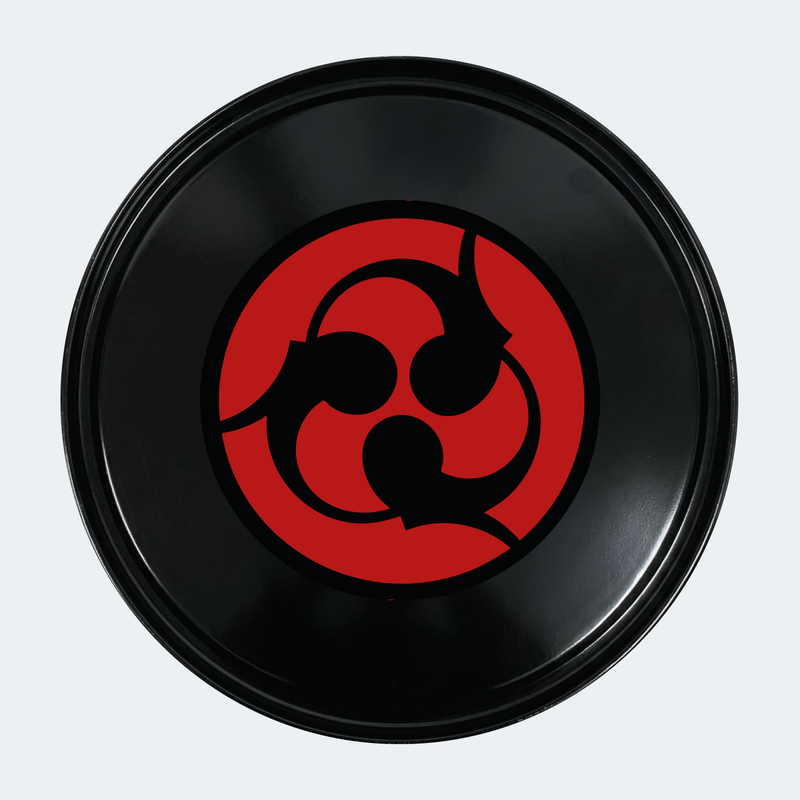 Vue de face d’un baril décoratif avec sticker inférieur Kit de 2 stickers Naruto Sharingan logo pour baril décoratif