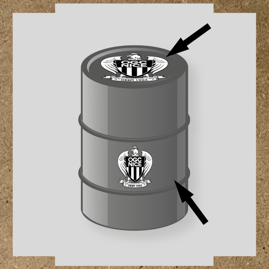 Kit de 2 stickers pour baril avec le logo noir et blanc de l'OGC Nice sur un baril gris.