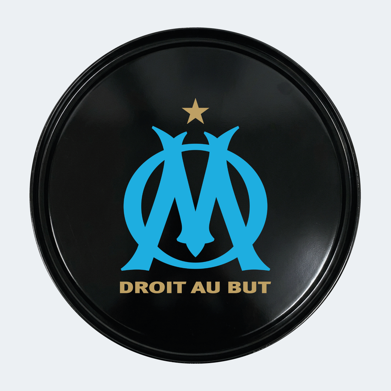 Vue de face d’un baril décoratif avec sticker inférieur Olympique de Marseille 1972