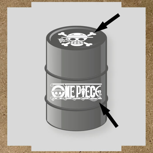 Kit de 2 stickers pour baril représentant un tonneau avec un logo de crâne et des os croisés, et le texte 'ONE PIECE' sur le côté. couleur:blanc