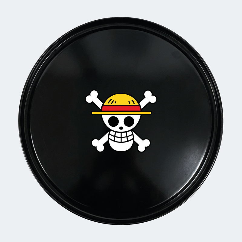 Vue de face d’un baril décoratif avec sticker inférieur Kit de 2 stickers One Piece  logo pour baril décoratif