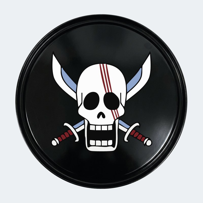 Vue de face d’un baril décoratif avec sticker inférieur Kit de 2 stickers One Piece Shanks logo pour baril décoratif
