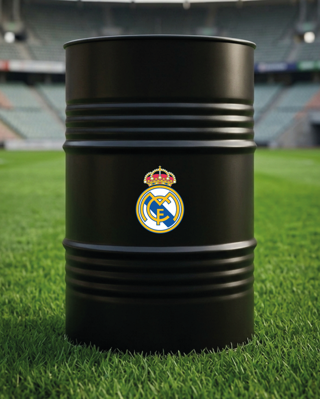 Mise en situation d’un baril décoratif avec kit de 2 stickers Réal Madrid