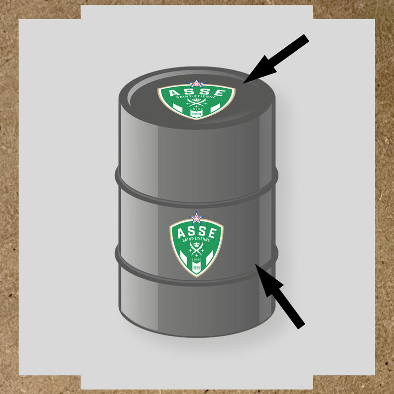 Kit de 2 stickers pour baril représentant le logo ASSE, posé sur un baril.